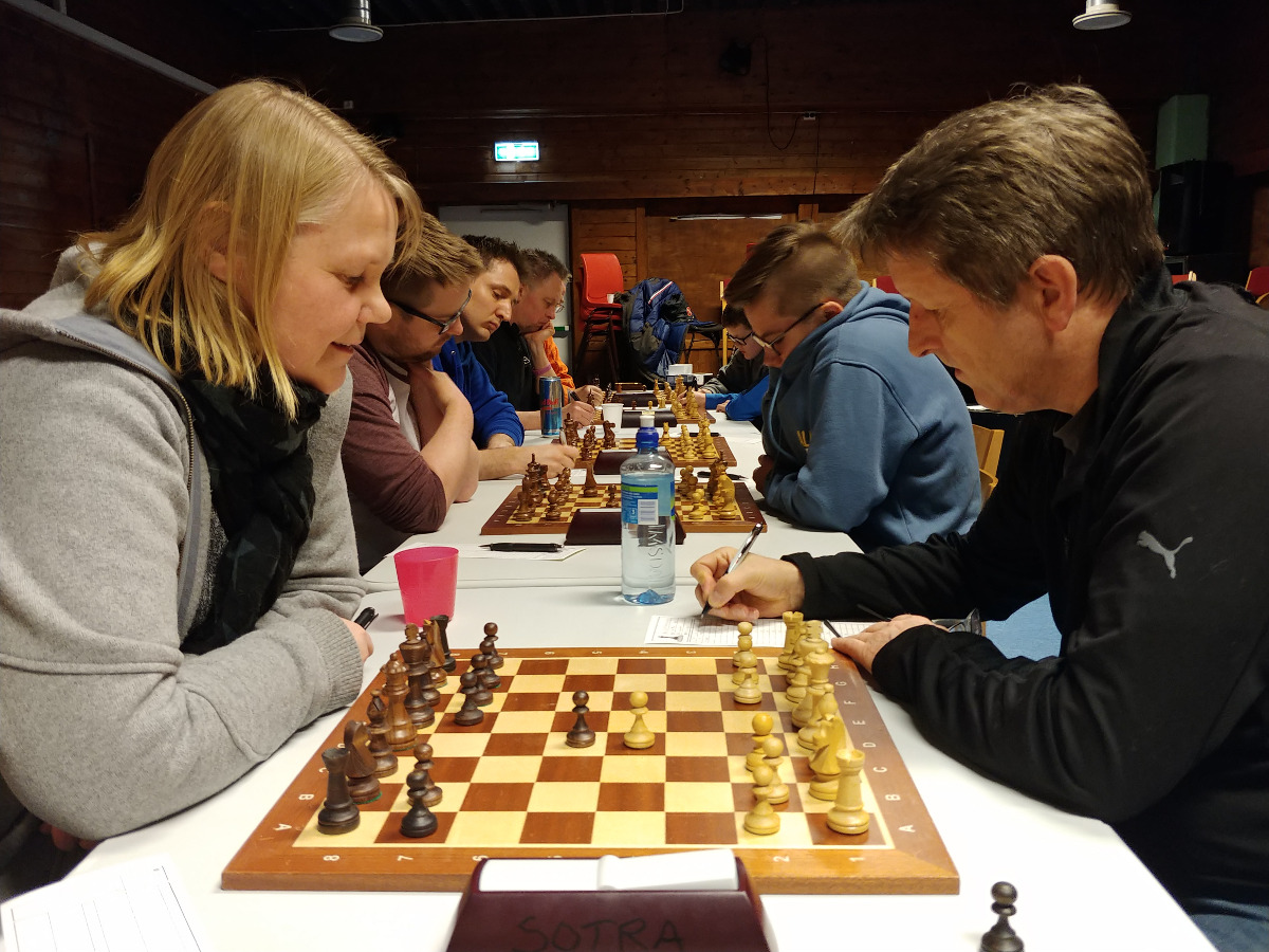 Monica Lauvik Fjeldstad og Steinar L. Ingvaldsen spilte remis i torsdagens runde av Vårturneringen. Foto: Tom Eriksen