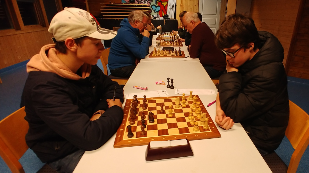 Våre to nyeste medlemmer, 13-åringene Kristian og Ludvik, trådte inn i Vårturneringen denne runden. Foto: Tom Eriksen
