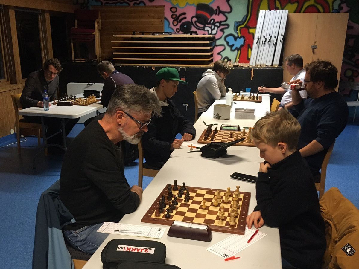 Åtte spillere fikk med seg gårsdagens runde i Høstturneringen. Foto: Monica L. Fjeldstad