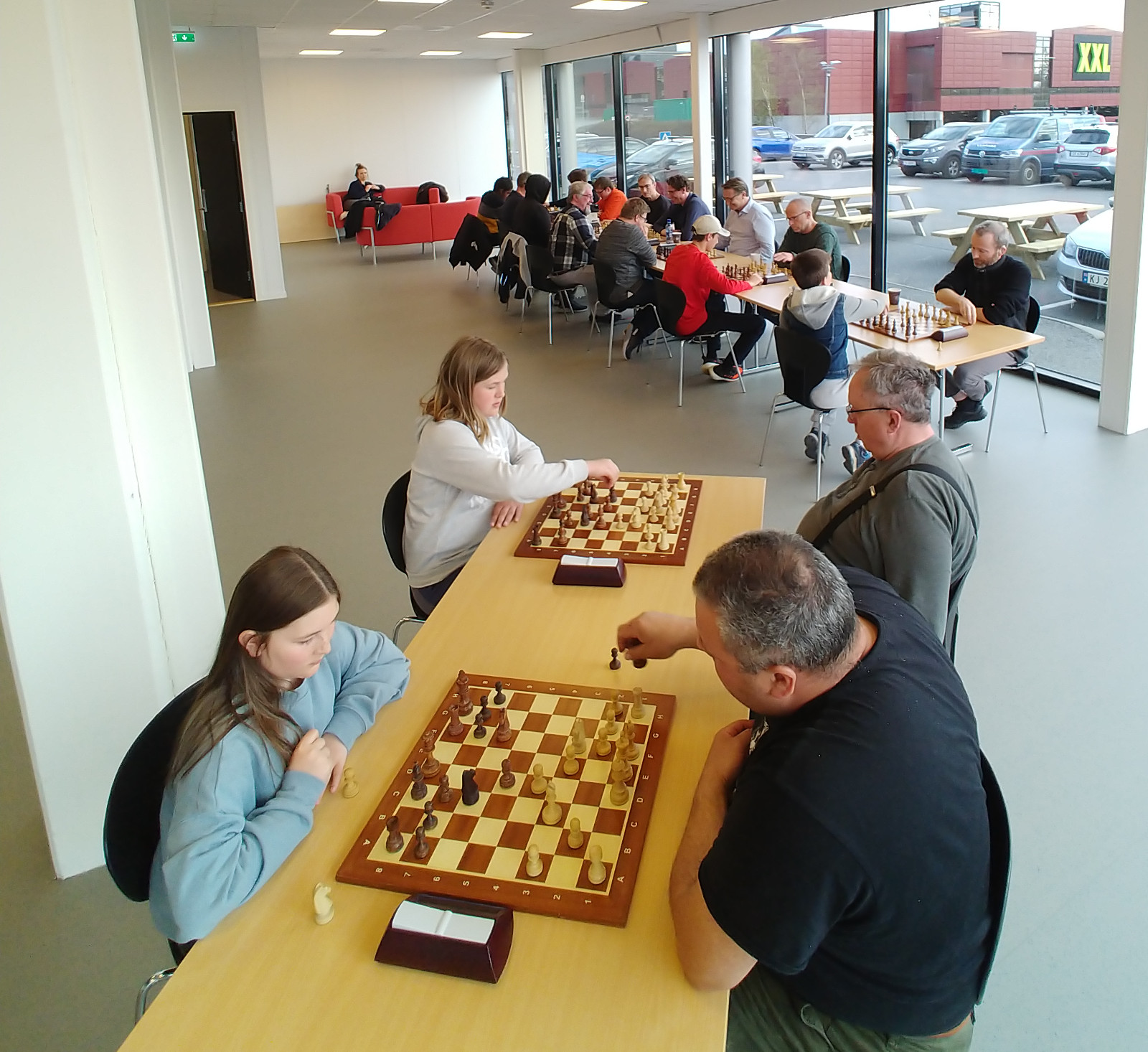 Det var god oppslutning med 18 deltakere i kveldens klubbturnering i lynsjakk. Foto: Monica L. Fjeldstad