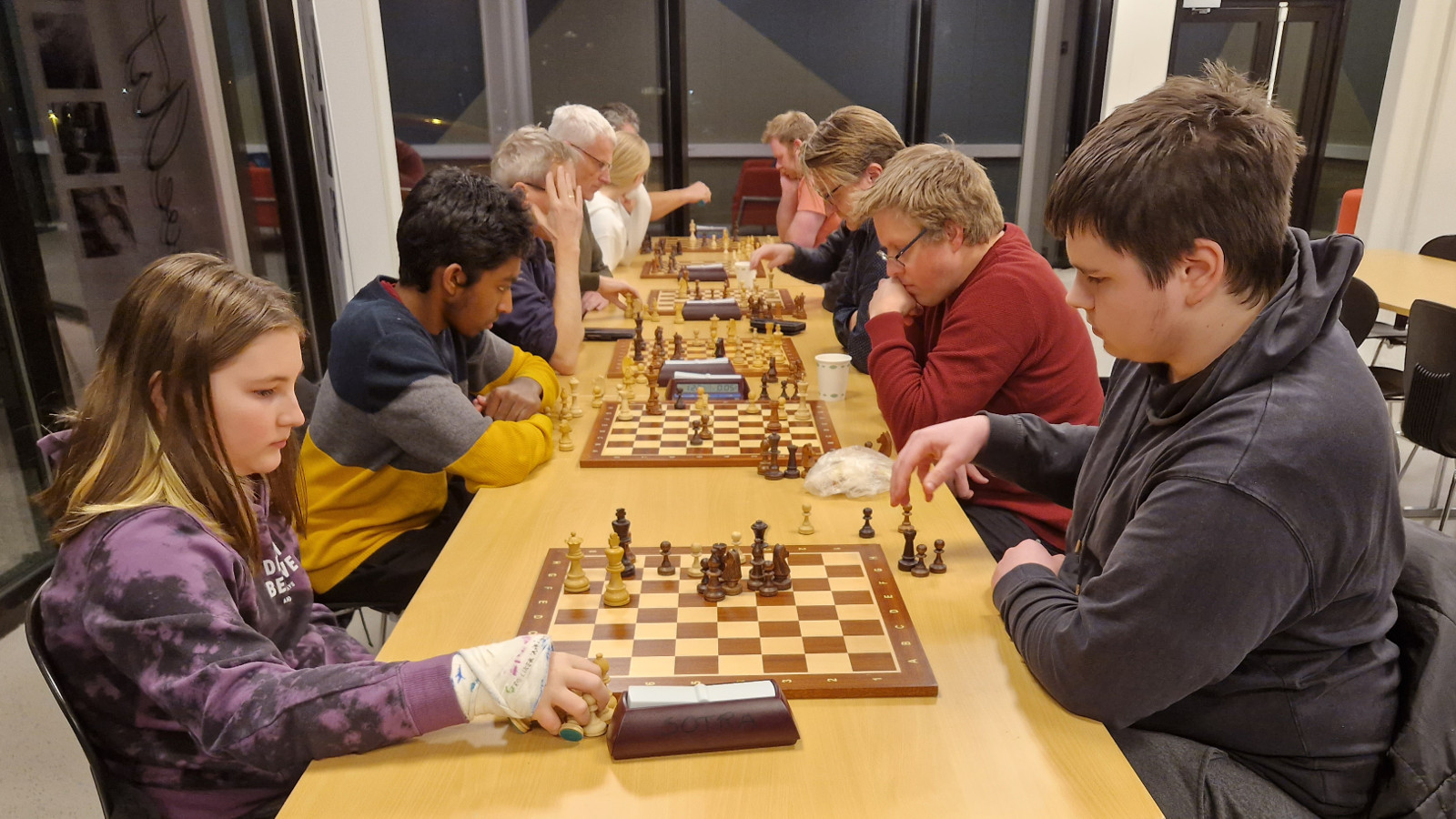 13 spillere fikk med seg kveldens klubbturnering i lynsjakk. Foto: Tom Eriksen