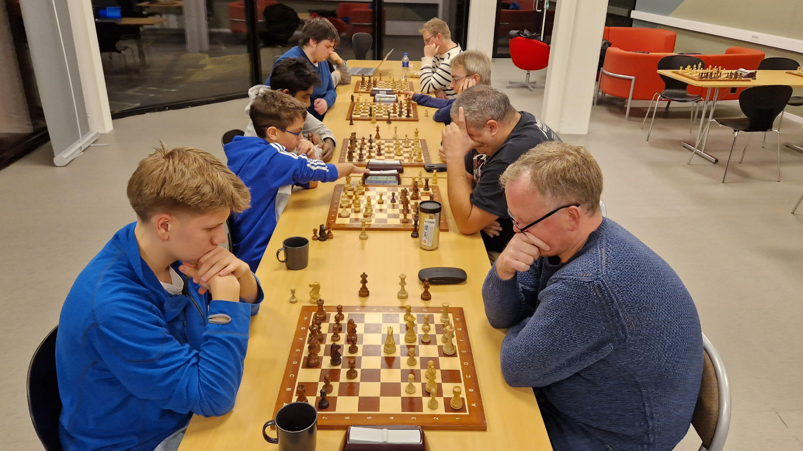 11 spillere fikk med seg kveldens klubbturnering i lynsjakk. Foto: Tom Eriksen