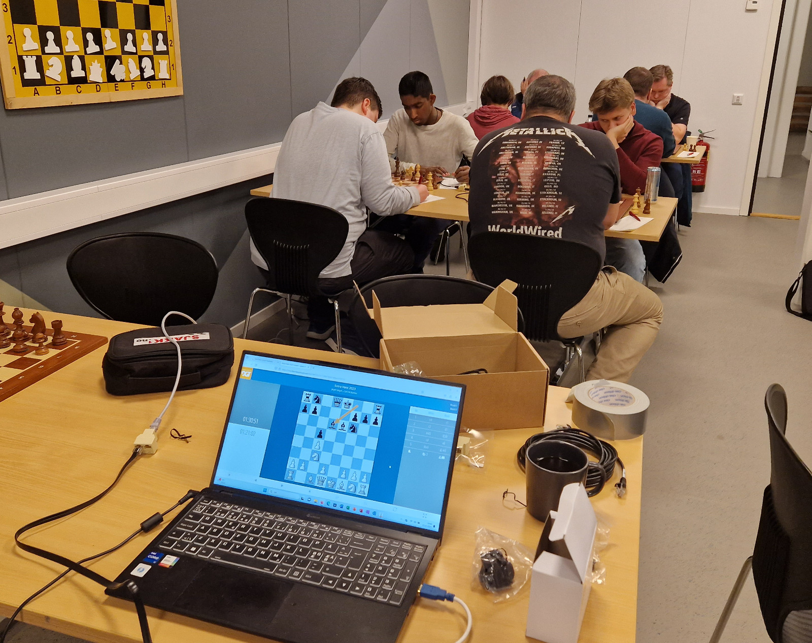 Kveldens runde i Høstturneringen ble kombinert med uttesting av klubbens nye elektroniske sjakksett. Foto: Tom Eriksen