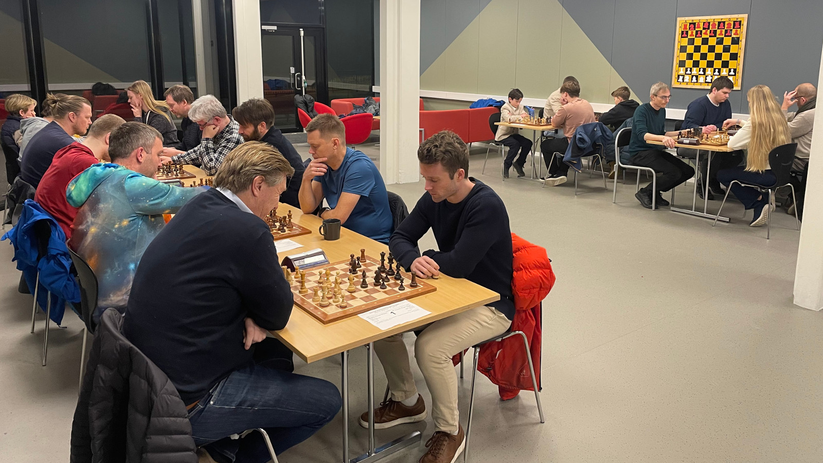 Kveldens klubbmesterskap i lynsjakk ble det sterkeste klubbmesterskapet noensinne. Samtlige deltakere var ratet, og to internasjonale mestre blant seks spillere med 2000+ i FIDE-rating. Foto: Monica Fjeldstad