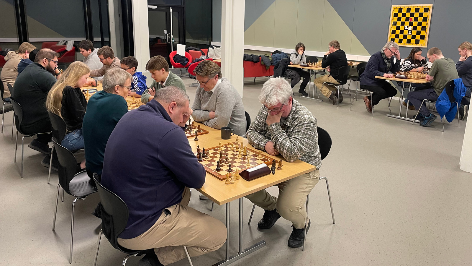 18 spillere fikk med seg årets første klubbturnering i lynsjakk. Foto: Monica Fjeldstad