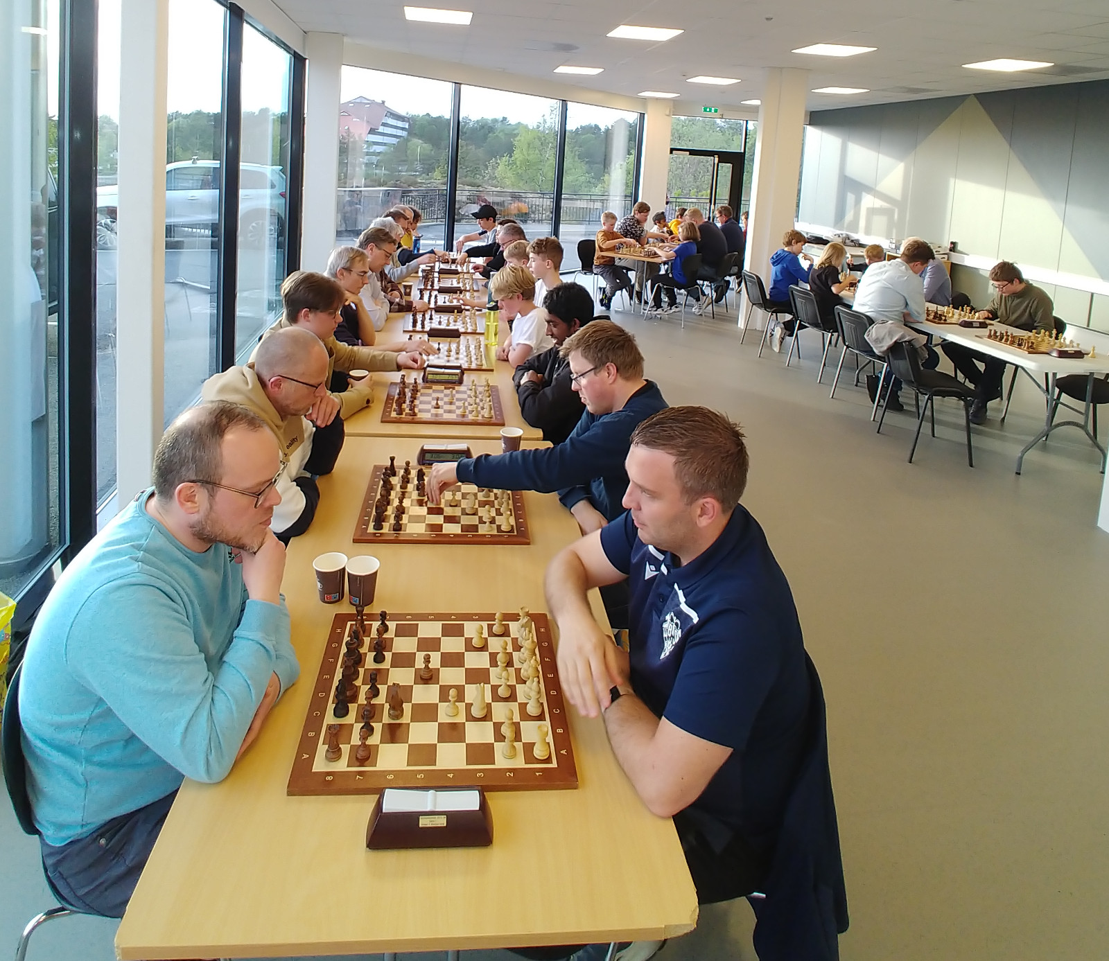 Vestland kretsmesterskap i lynsjakk 2022 ble spilt i klubblokalene med 32 spillere. Foto: Monica L. Fjeldstad