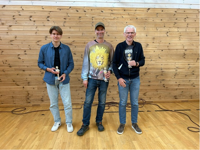 Tormod Antonsen, flankert av Eirik Maartmann-Moe (t.v.) og Bjørn Instanes (t.h.) Foto: Anna Ovidia Young