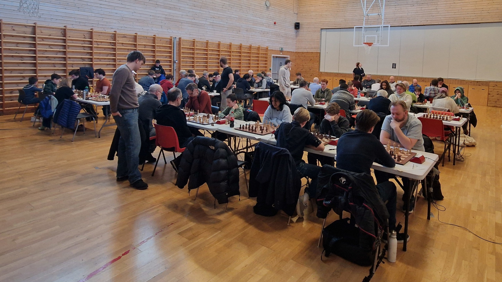 Åpningsrundene i Vestlandsserien avd. nord ble spilt på Liljevatmet skole i helgen. Foto: Tom Eriksen