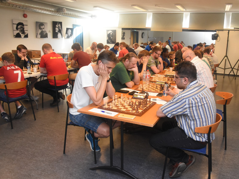 1. runde i gang av Sjakk1.no Bergen Sommer NGP 2018